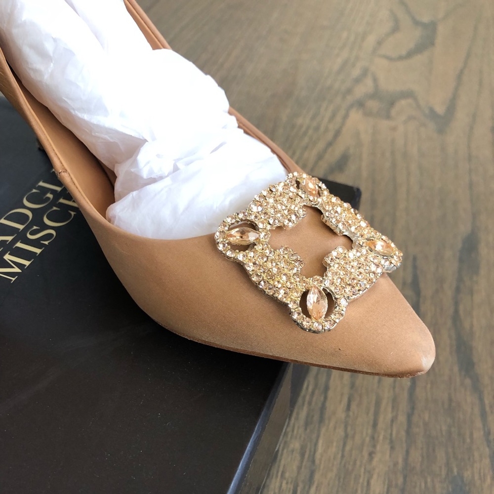 Badgley Mischka Silk Gavi Caramel heels brooch